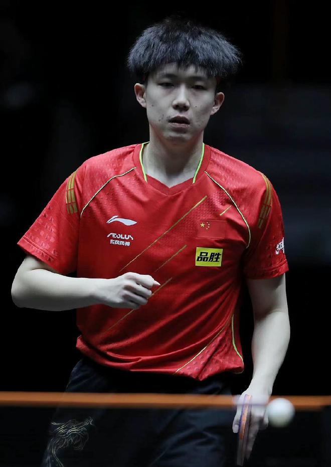 脸上露出灿 脸上露出灿