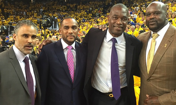 队中的一个 队中的一个